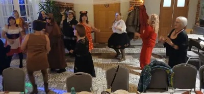 Tańce i śpiew na sali