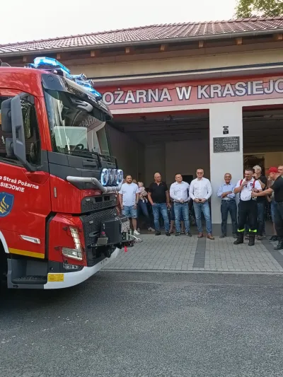 Strażacy i mieszkańcy wsi przywitali nowy wóz strażacki