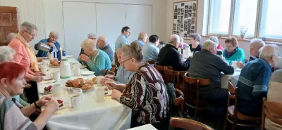 Uczestnicy spotkania w sali Caritasu