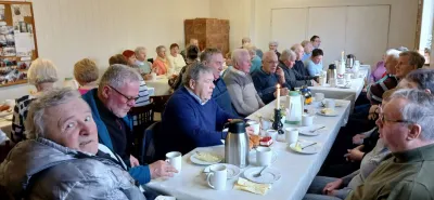 Uczestnicy spotkania w sali Caritasu