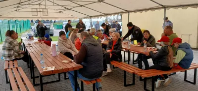 Wspólny posiłek po sprzątaniu