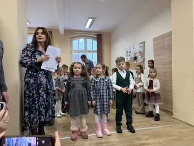 Pani Dominika z przedszkolakami