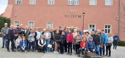 Uczestnicy wycieczki przed Muzeum Przyrodniczym w Cieplicach