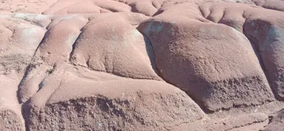 Czerwone iły na terenie wykopaliska